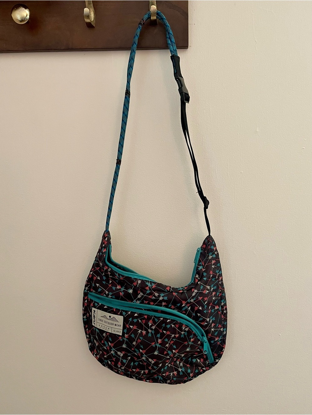 KAVU Arrow Print Crossbody Sling Bag Turquoise Adjustable Strap